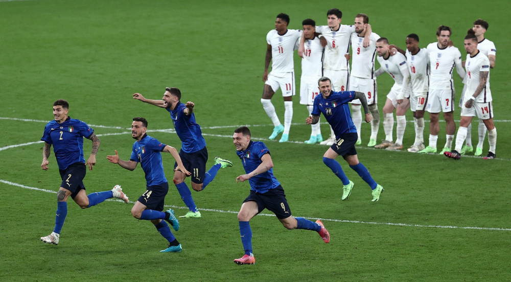 英格兰队翻盘波兰队，许昕统治全场