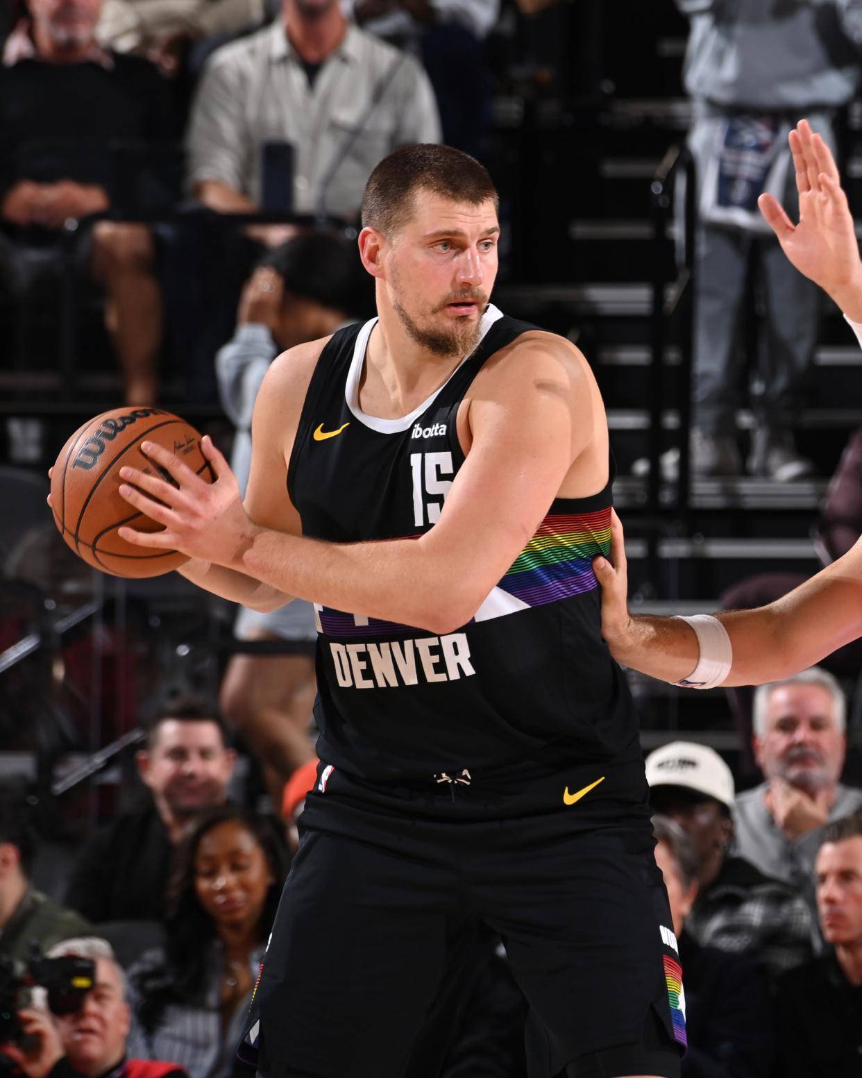 上海队完胜广州队，约基奇刷新纪录