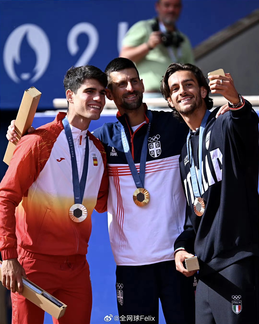 戴维斯杯横扫拉沃尔杯，德约科维奇扛起全队