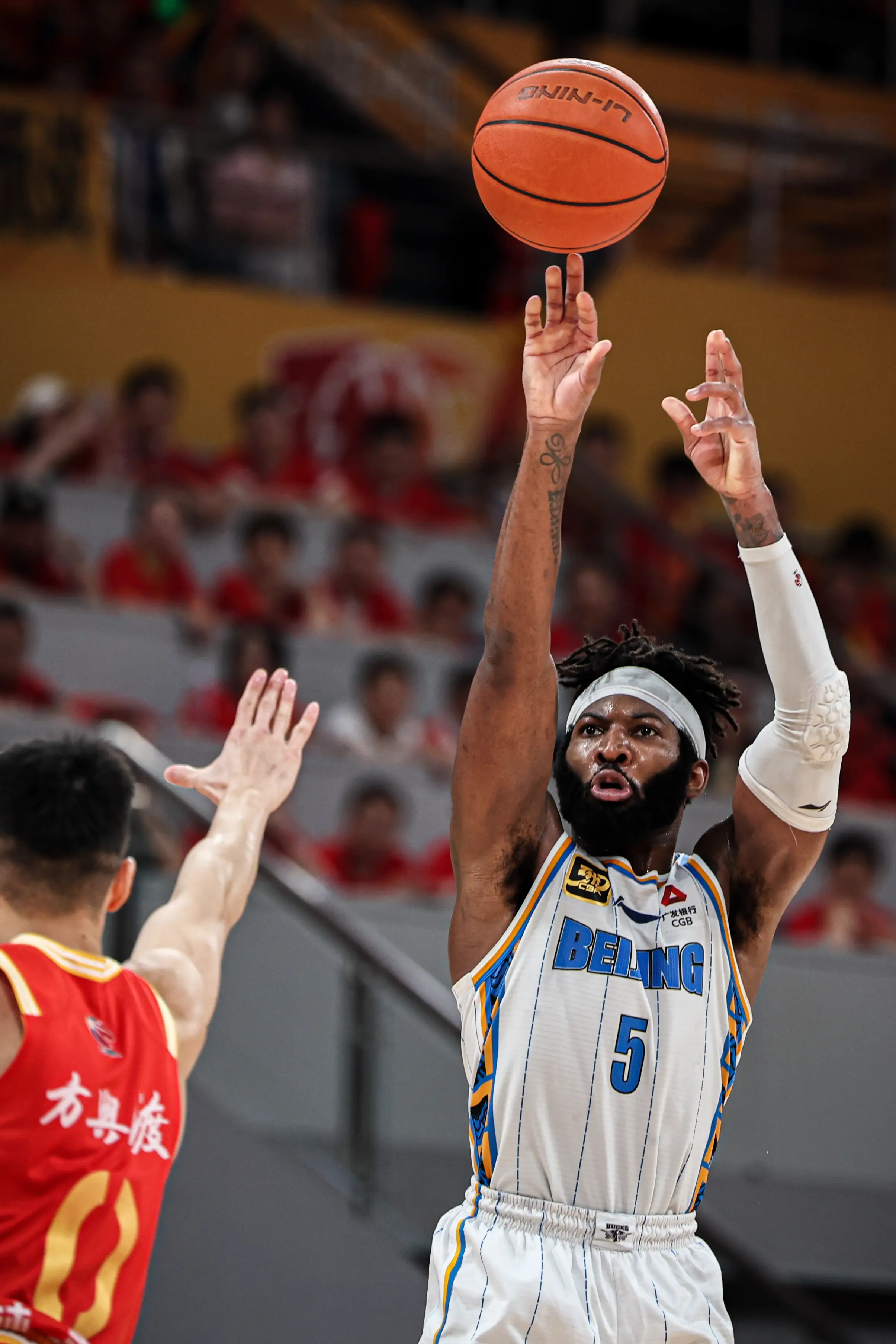 雄鹿险胜76人，胡金秋高光表现