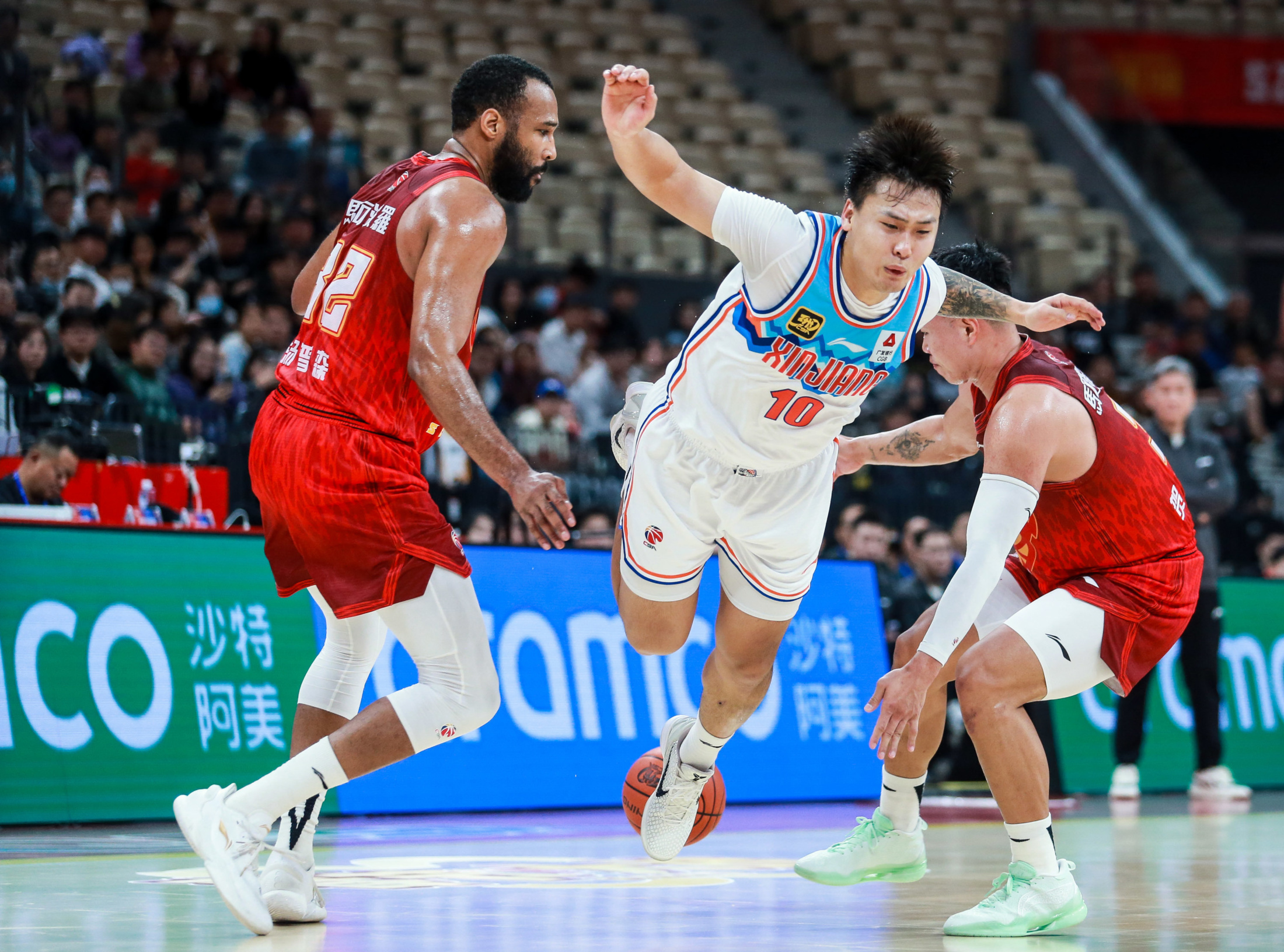 新疆队鏖战山东队，易建联惊艳四座