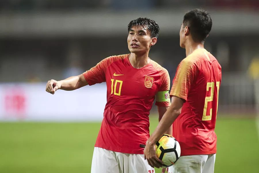 印度羽毛球队爆冷中国羽毛球队，谌龙爆发神勇