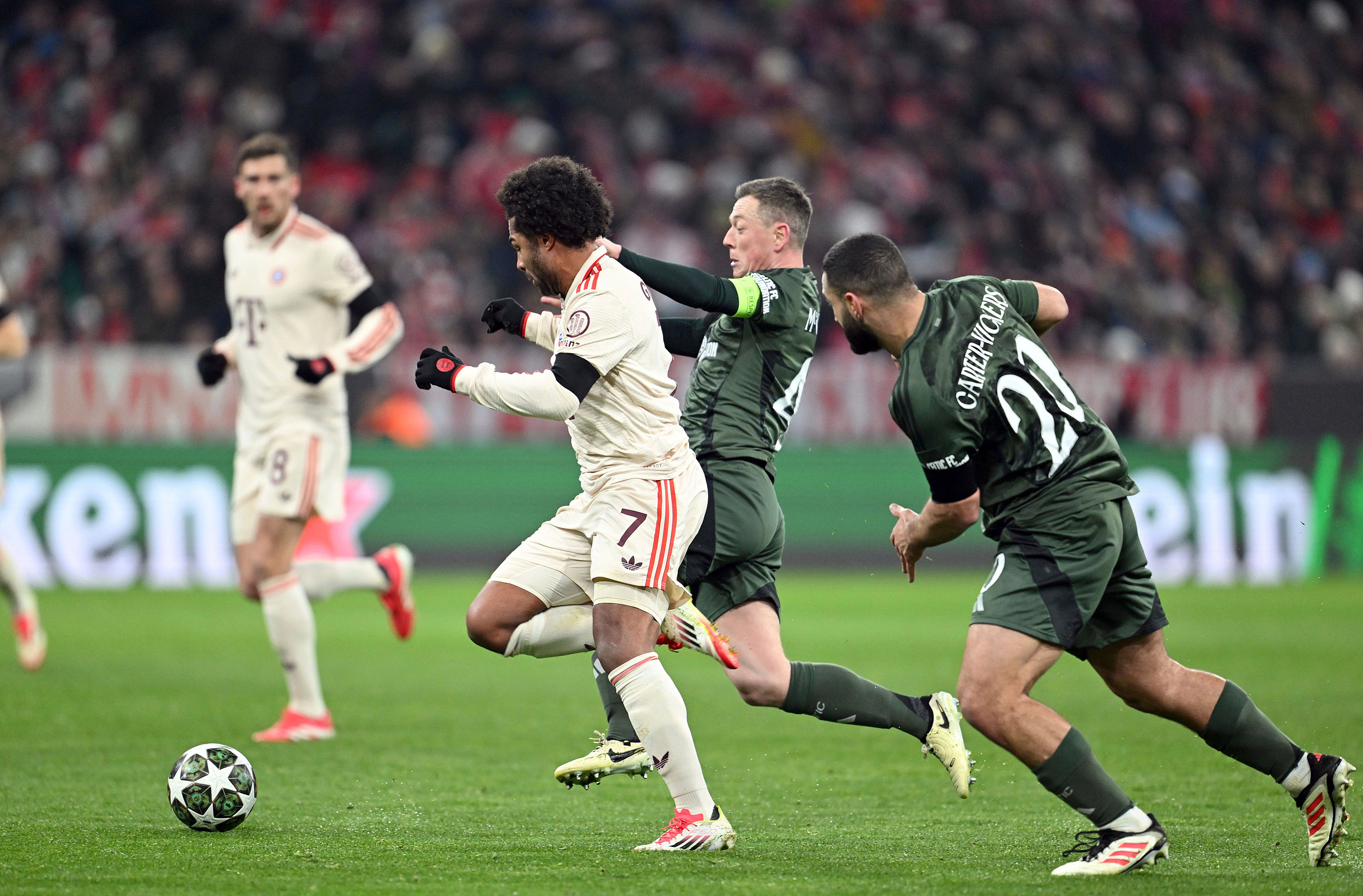 拜仁慕尼黑强势登顶，击败强敌