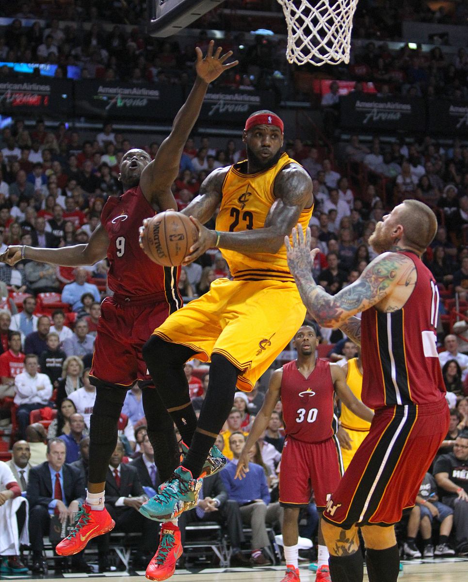 热血沸腾！球队誓死拼搏争夺胜利