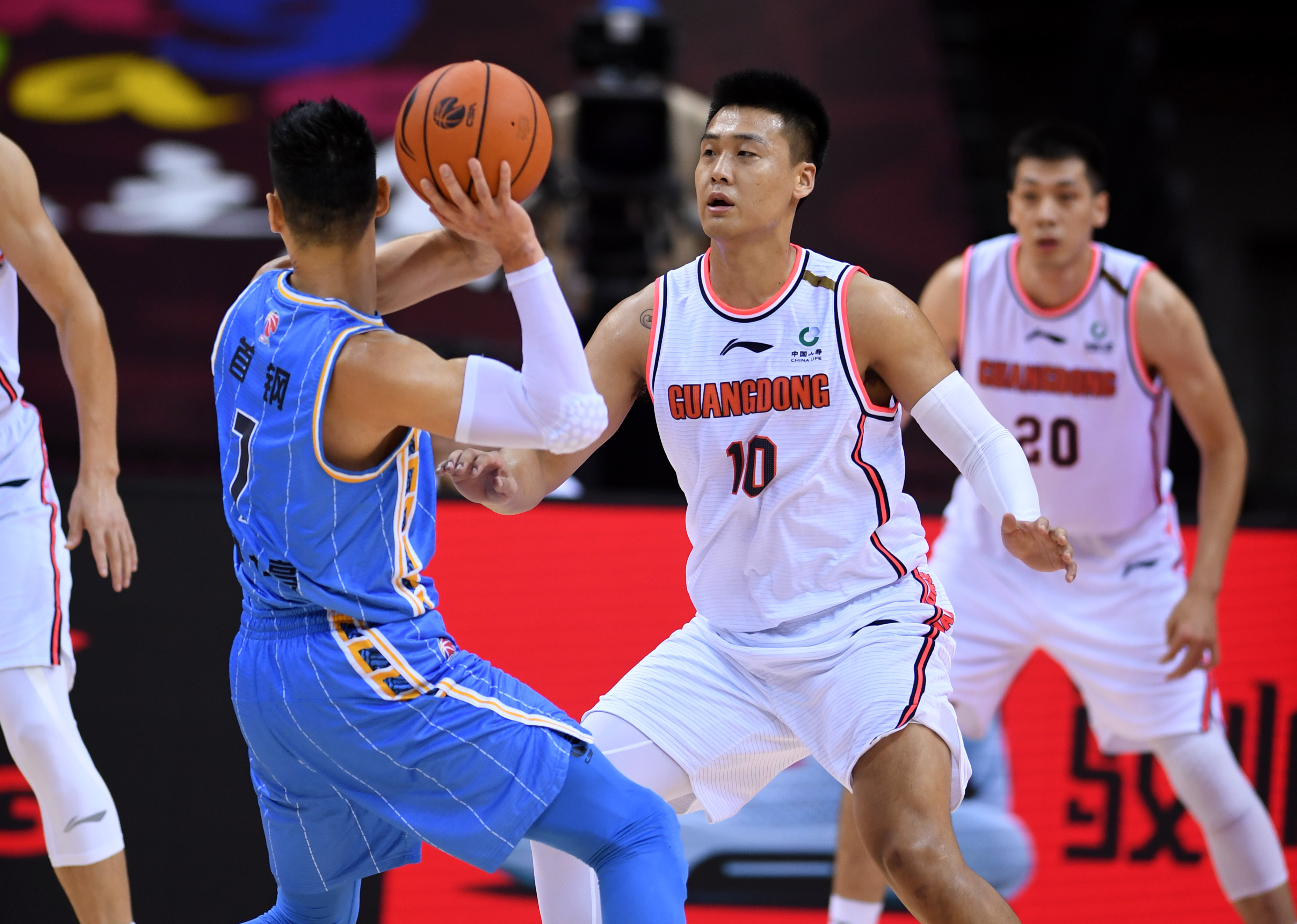 广州队完胜新疆队，霍勒迪关键制胜