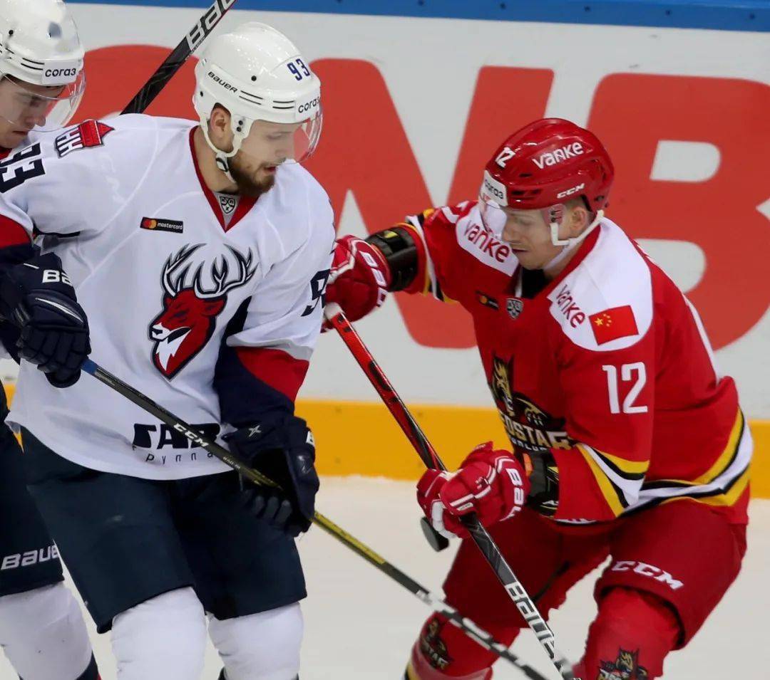 快船双塔势不可挡,战胜传统劲旅 快船双塔势不可挡,战胜传统劲旅