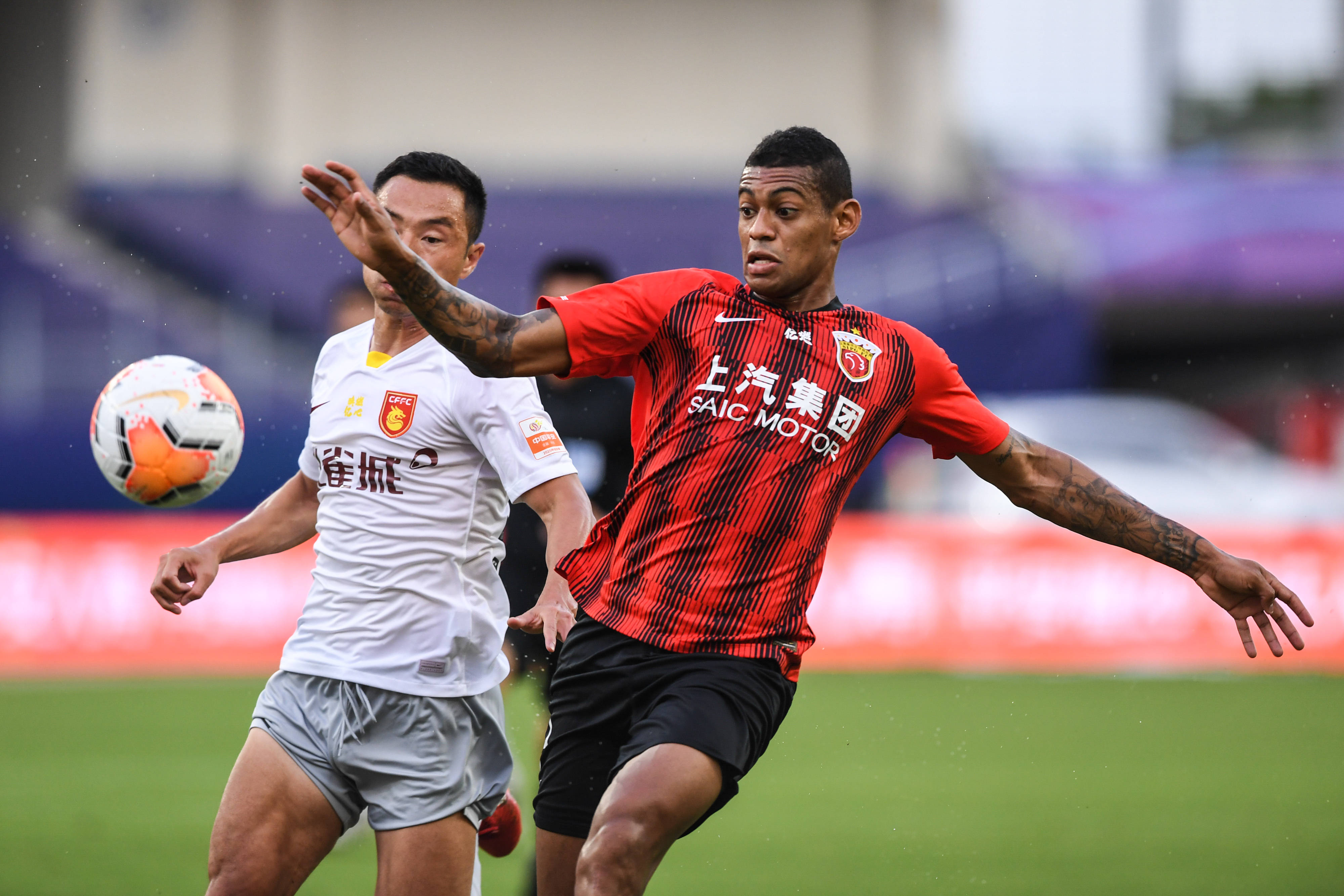 上海上港球员展现技术特点，备战下场比赛